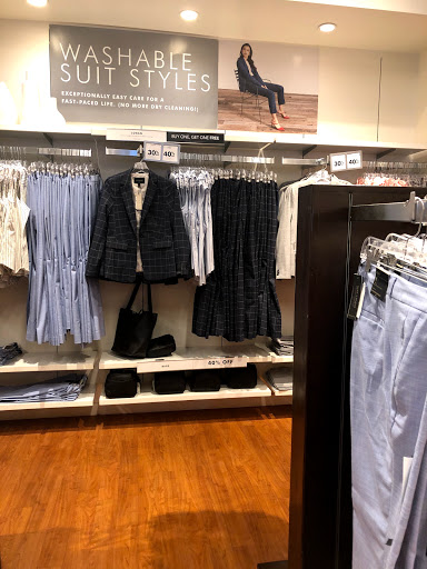 Clothing Store «Banana Republic Factory Store», reviews and photos, 407 N Alafaya Trail, Orlando, FL 32828, USA