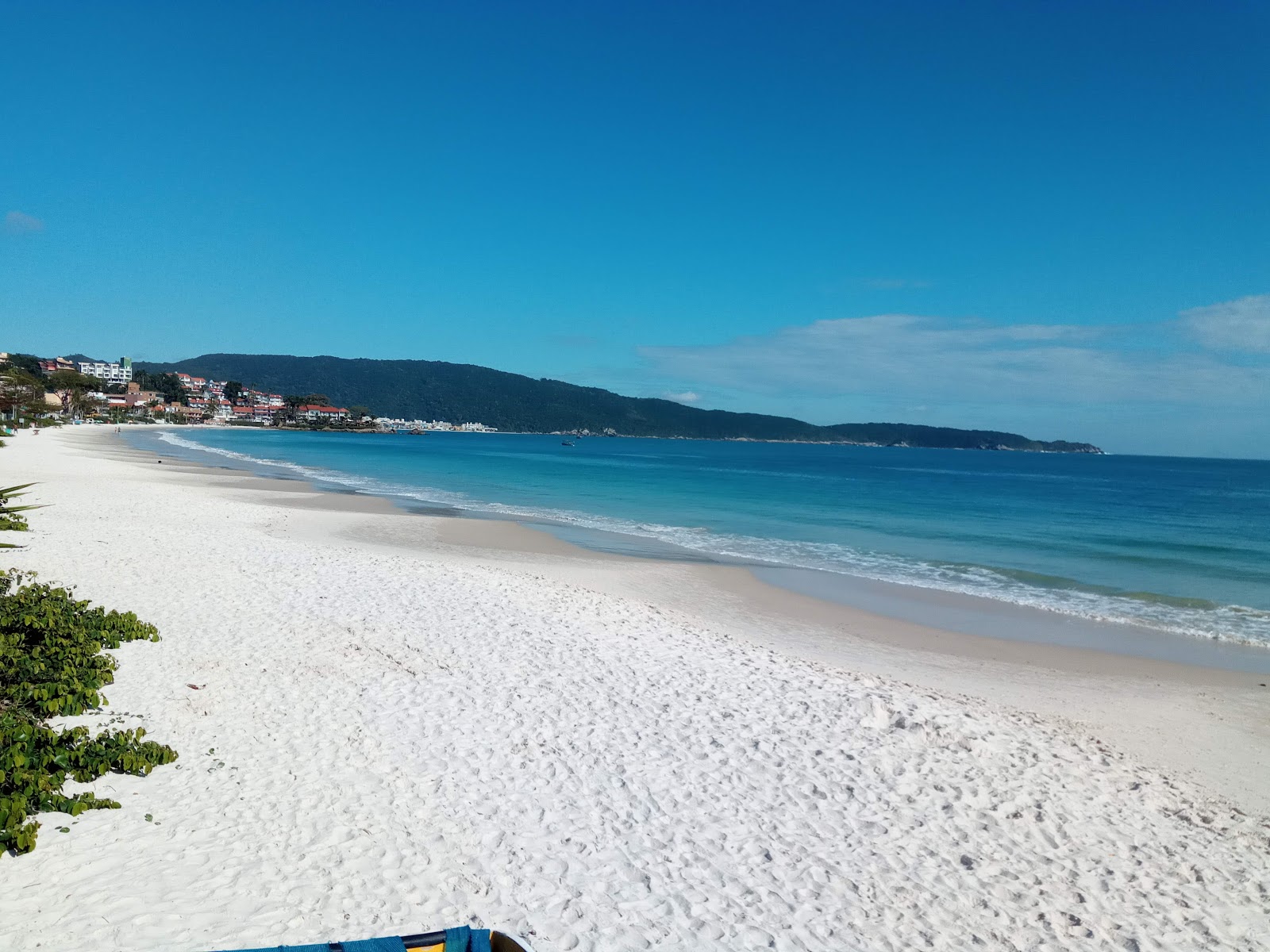 Foto de Praia de Bombinhas com alto nível de limpeza