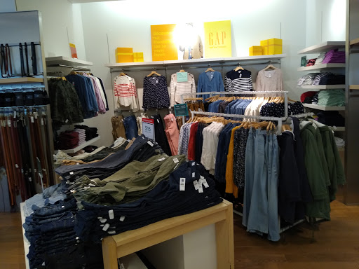 Clothing Store «Gap», reviews and photos, 3416 N Southport Ave, Chicago, IL 60657, USA