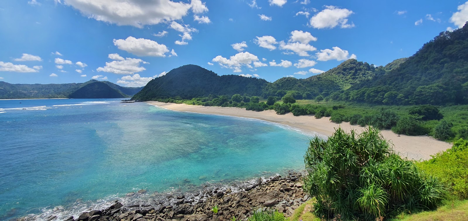 Foto von Mawi Beach mit geräumiger strand