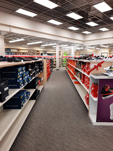 Shoe Store «Famous Footwear», reviews and photos, 1665 Olentangy River Rd, Columbus, OH 43212, USA