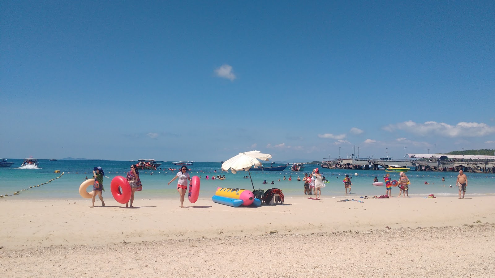 Foto af Italay Sang Man Beach faciliteter område