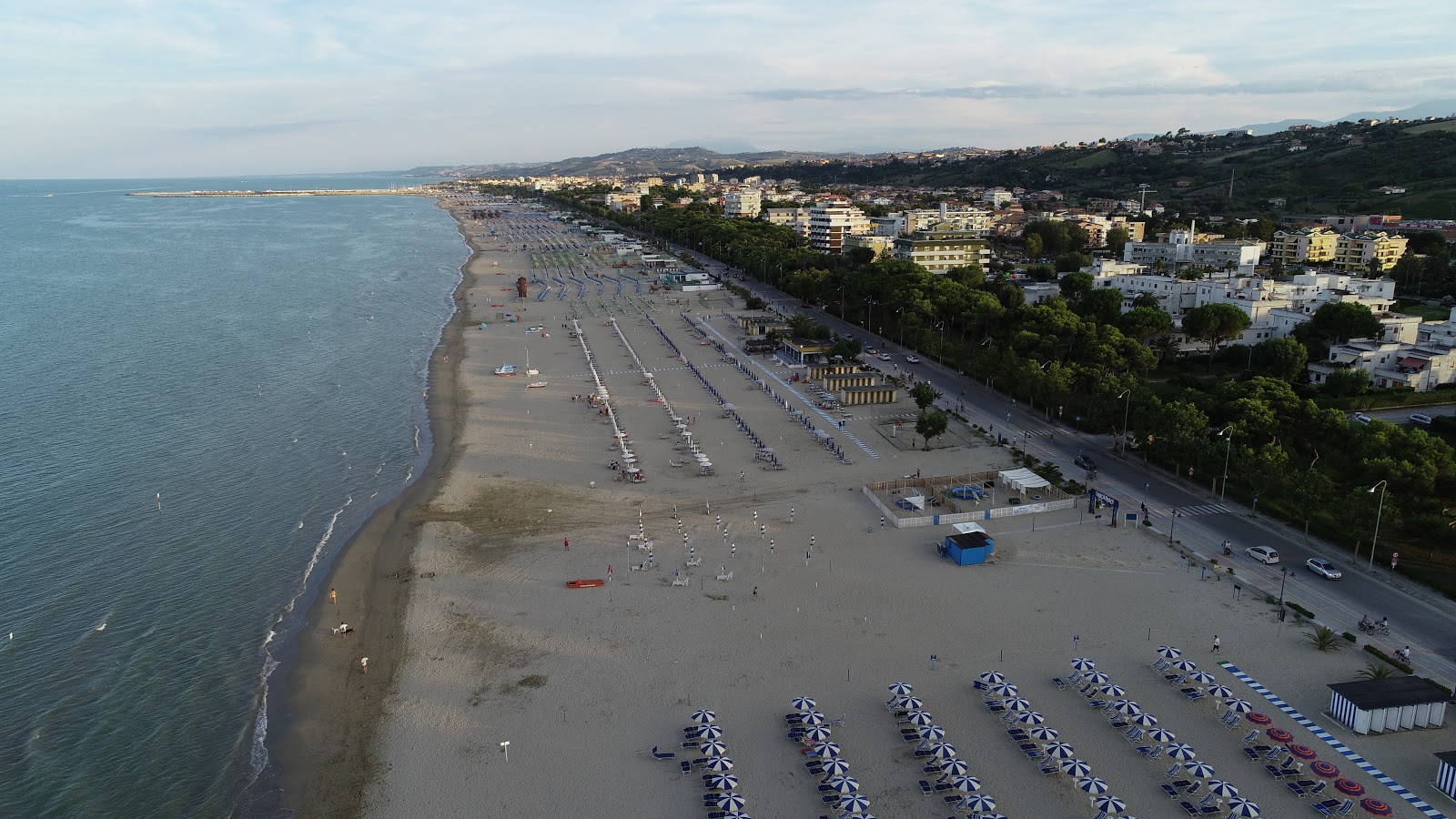 Foto de Giulianova beach II - lugar popular entre os apreciadores de relaxamento