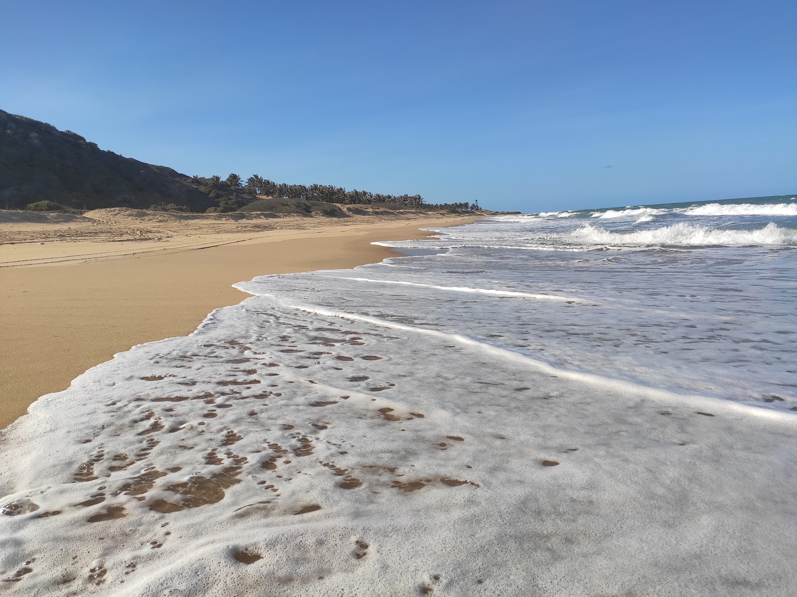 Foto de Praia de Bacopari rodeado por montanhas