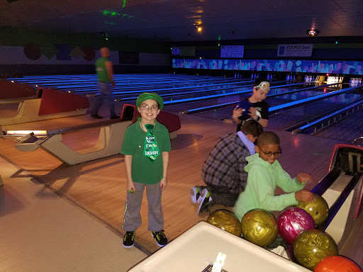 Bowling Alley «Harbor Lanes Bowling Center», reviews and photos, 25419 Jefferson Ave, St Clair Shores, MI 48081, USA