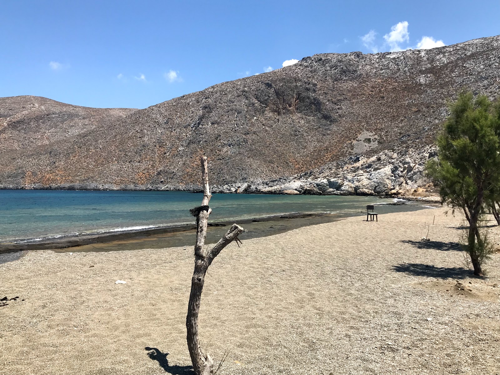 Foto de Paralia Panormos apoiado por penhascos
