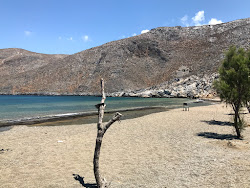 Foto de Paralia Panormos apoiado por penhascos