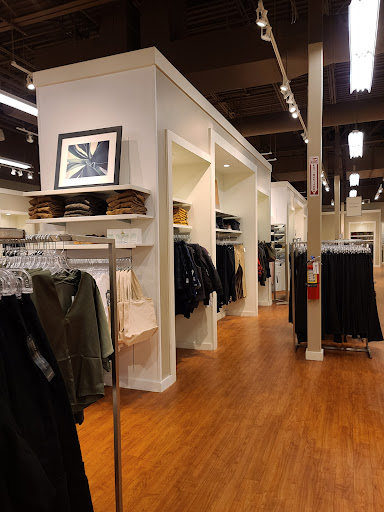 Clothing Store «Banana Republic Factory Store», reviews and photos, 407 N Alafaya Trail, Orlando, FL 32828, USA