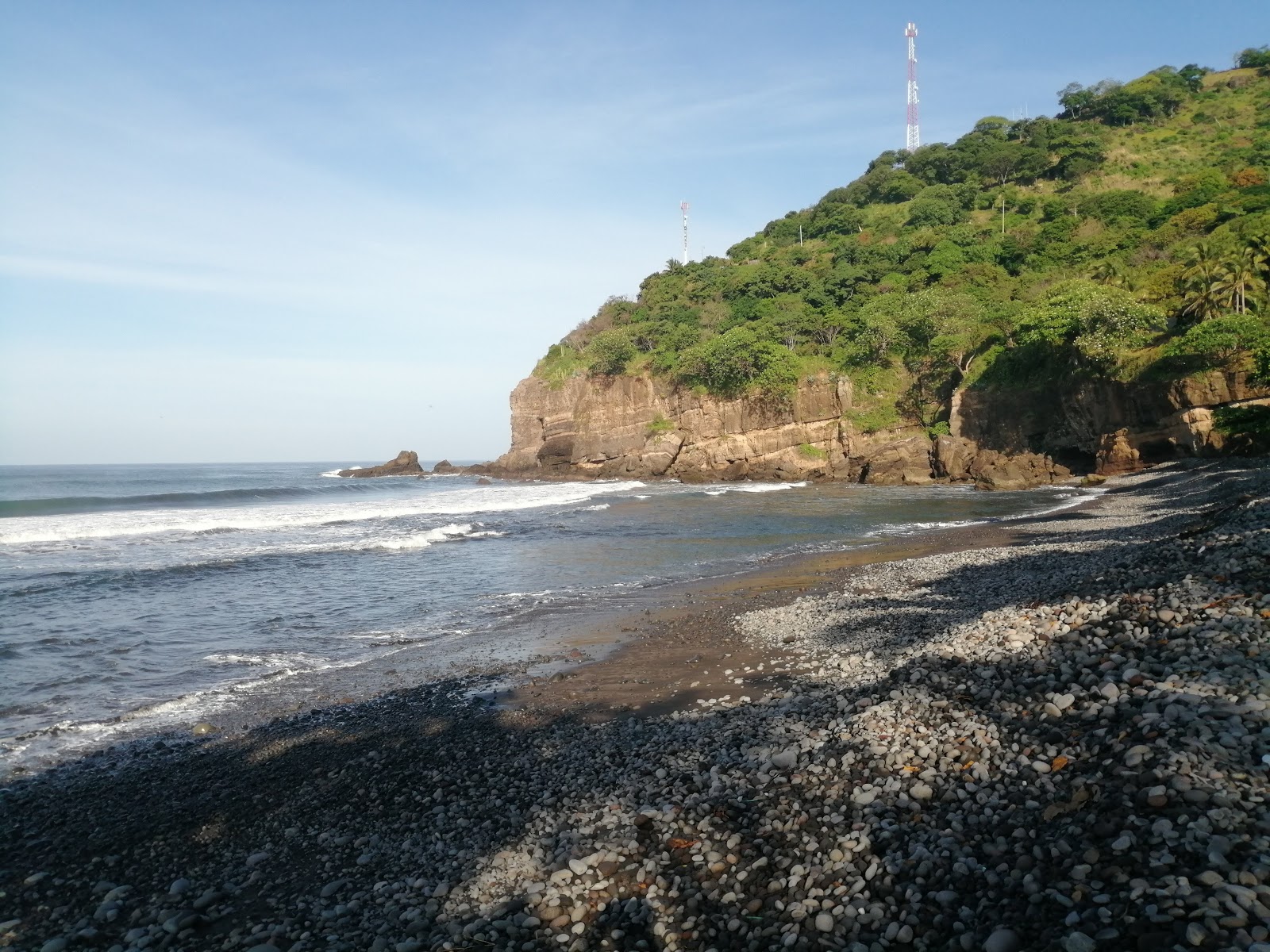 Foto af La Perla beach med grå sten overflade