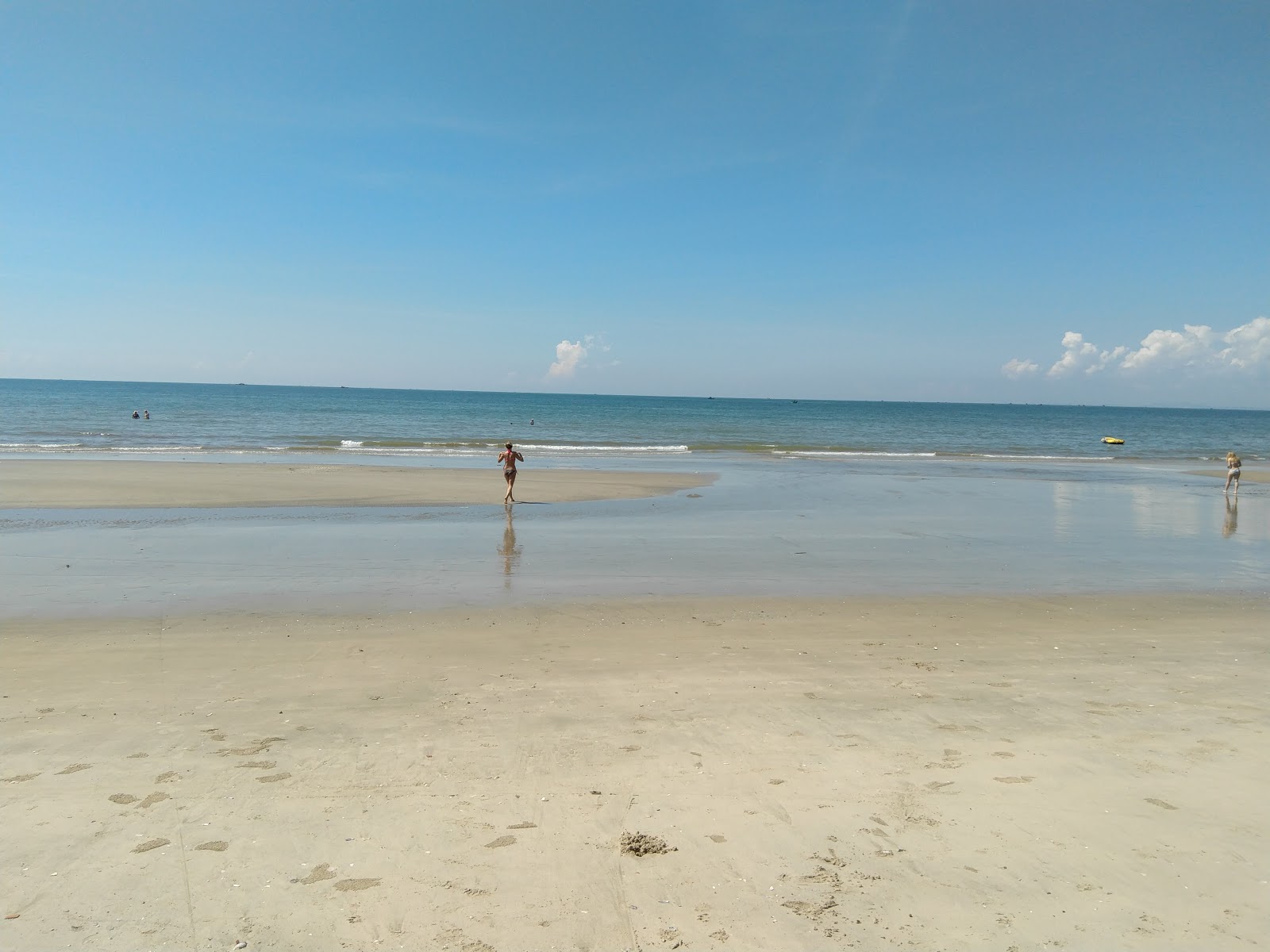 Photo de Huynh Thuc Khang Beach avec l'eau turquoise de surface
