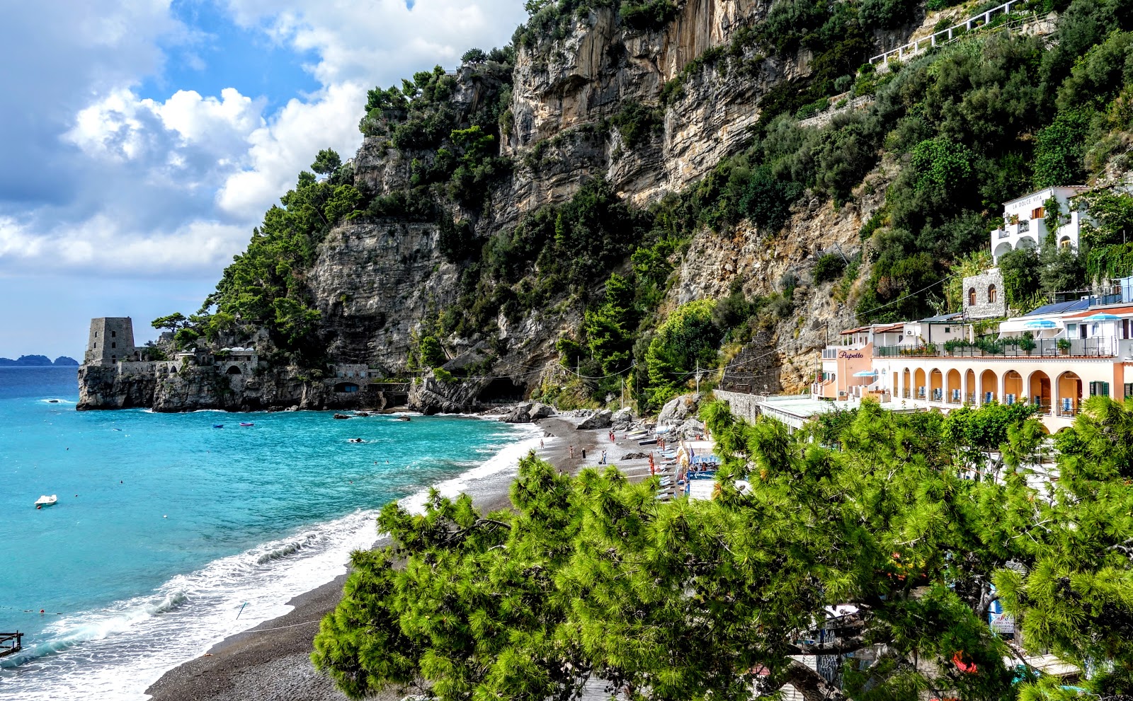 Foto de Playa Fornillo área de complejo turístico de playa