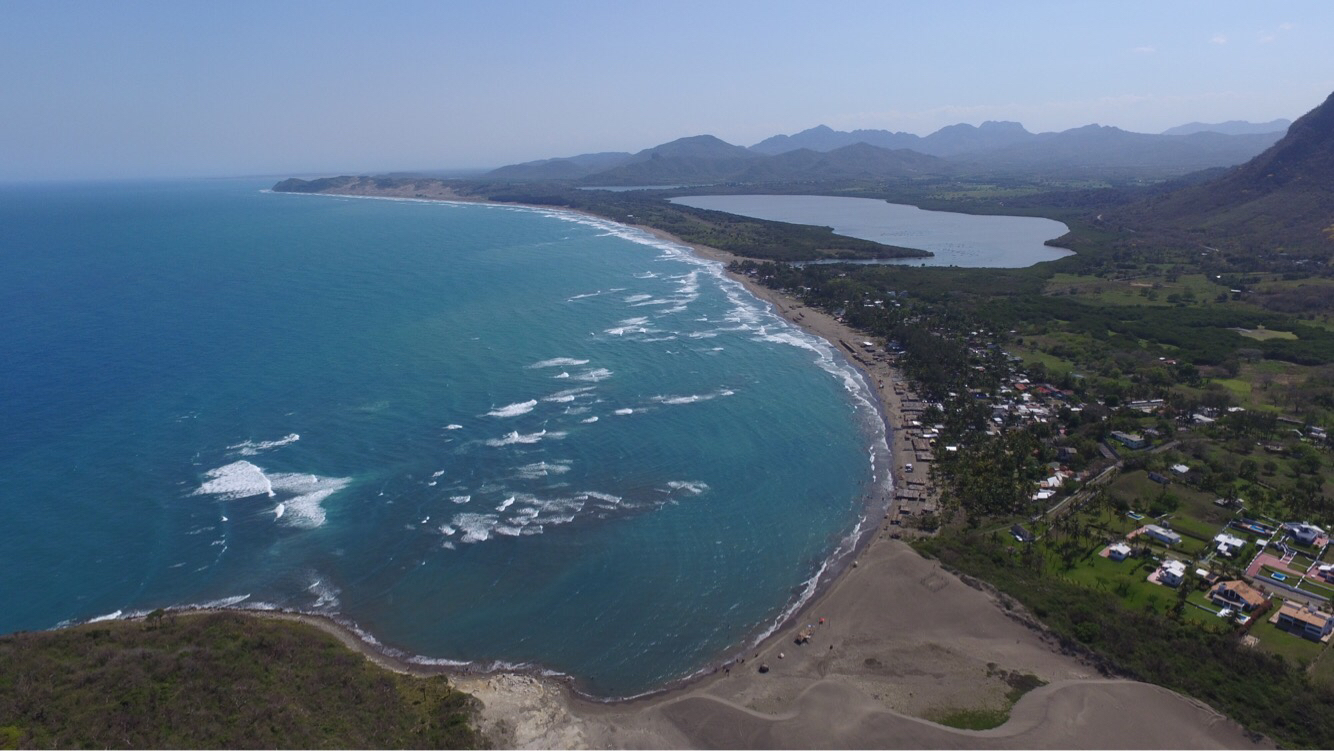 Foto von Beach Villa Rica von Klippen umgeben