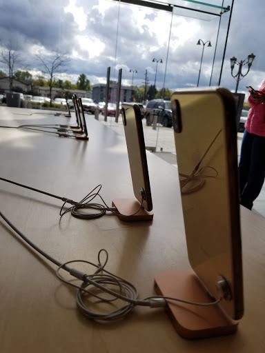 Computer Store «Apple Eton», reviews and photos, 28849 Chagrin Blvd, Woodmere, OH 44122, USA