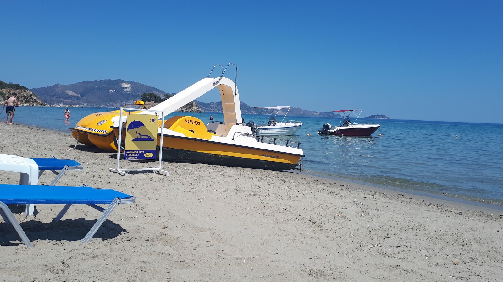 Foto von Agios Sostis beach umgeben von Bergen