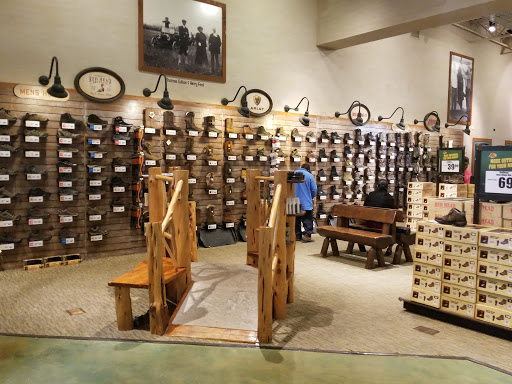Sporting Goods Store «Bass Pro Shops», reviews and photos, 10040 Gulf Center Dr, Fort Myers, FL 33913, USA