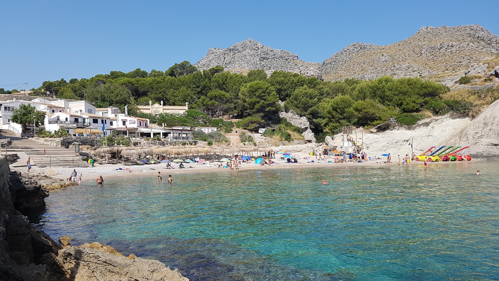 Valokuva Playa de Cala Barquesista. pinnalla hienoa beige-hiekkaa:n kanssa