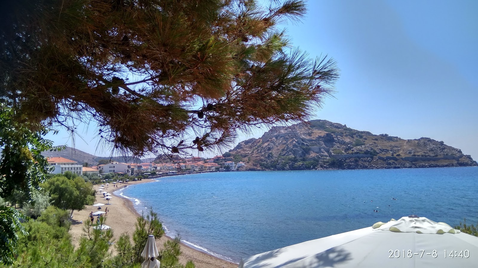 Foto af Romeikos Gialos beach bakket op af klipperne