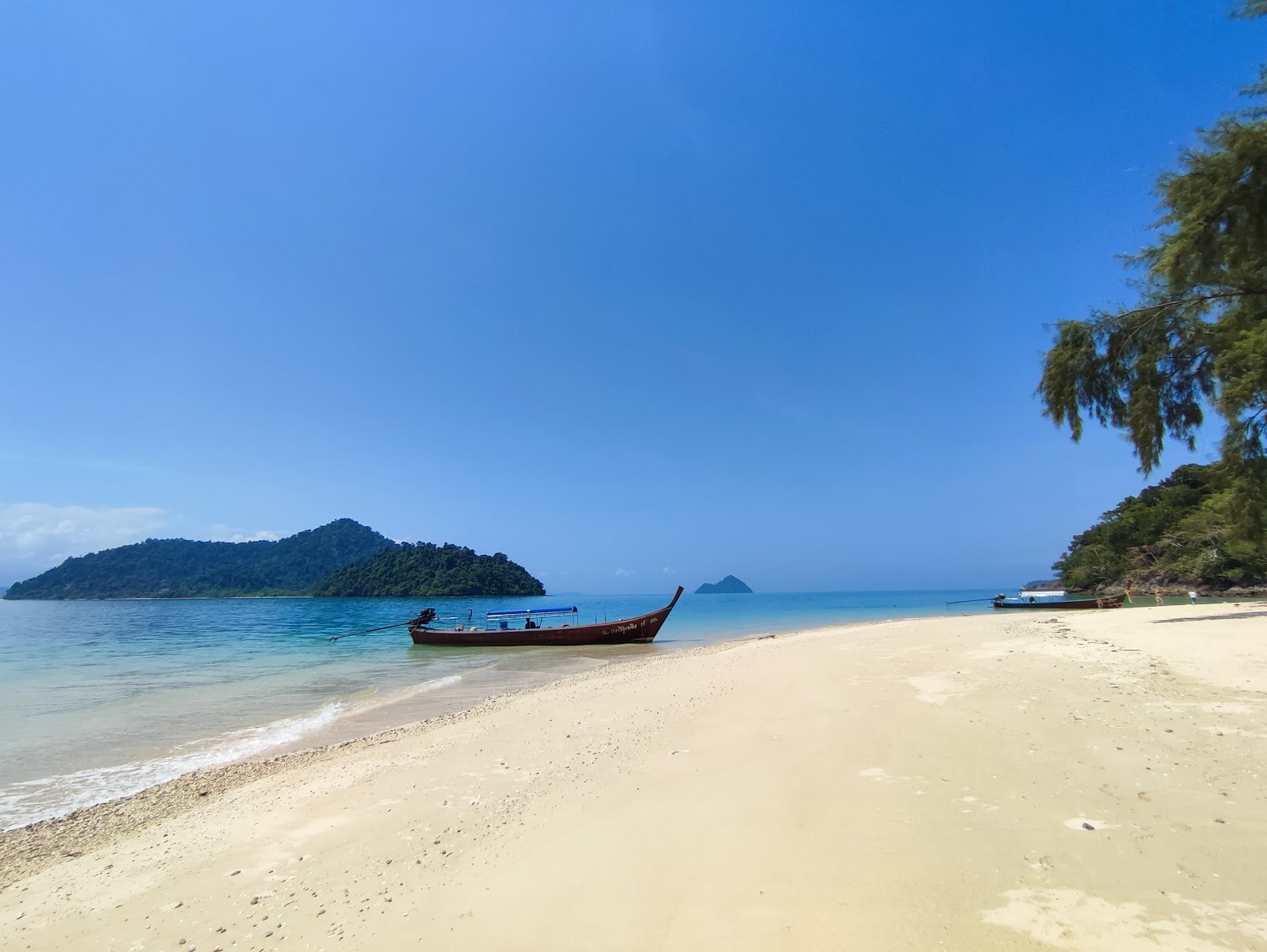 Foto von Ko Khang Khao Beach mit beiger sand Oberfläche