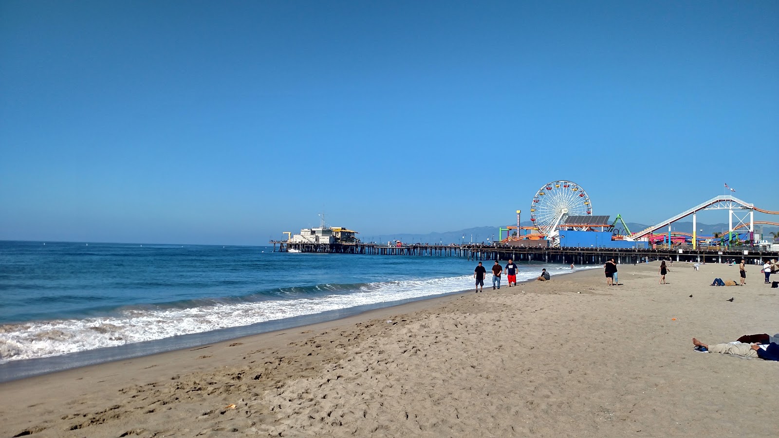 Φωτογραφία του Santa Monica Beach με μακρά ευθεία ακτή