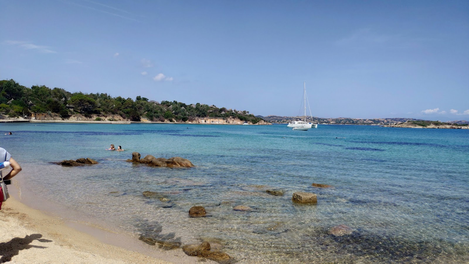 Cala Garibaldi beach'in fotoğrafı - rahatlamayı sevenler arasında popüler bir yer