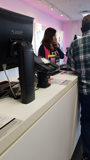 Cell Phone Store «T-Mobile», reviews and photos, 15915 Bellflower Blvd, Bellflower, CA 90706, USA
