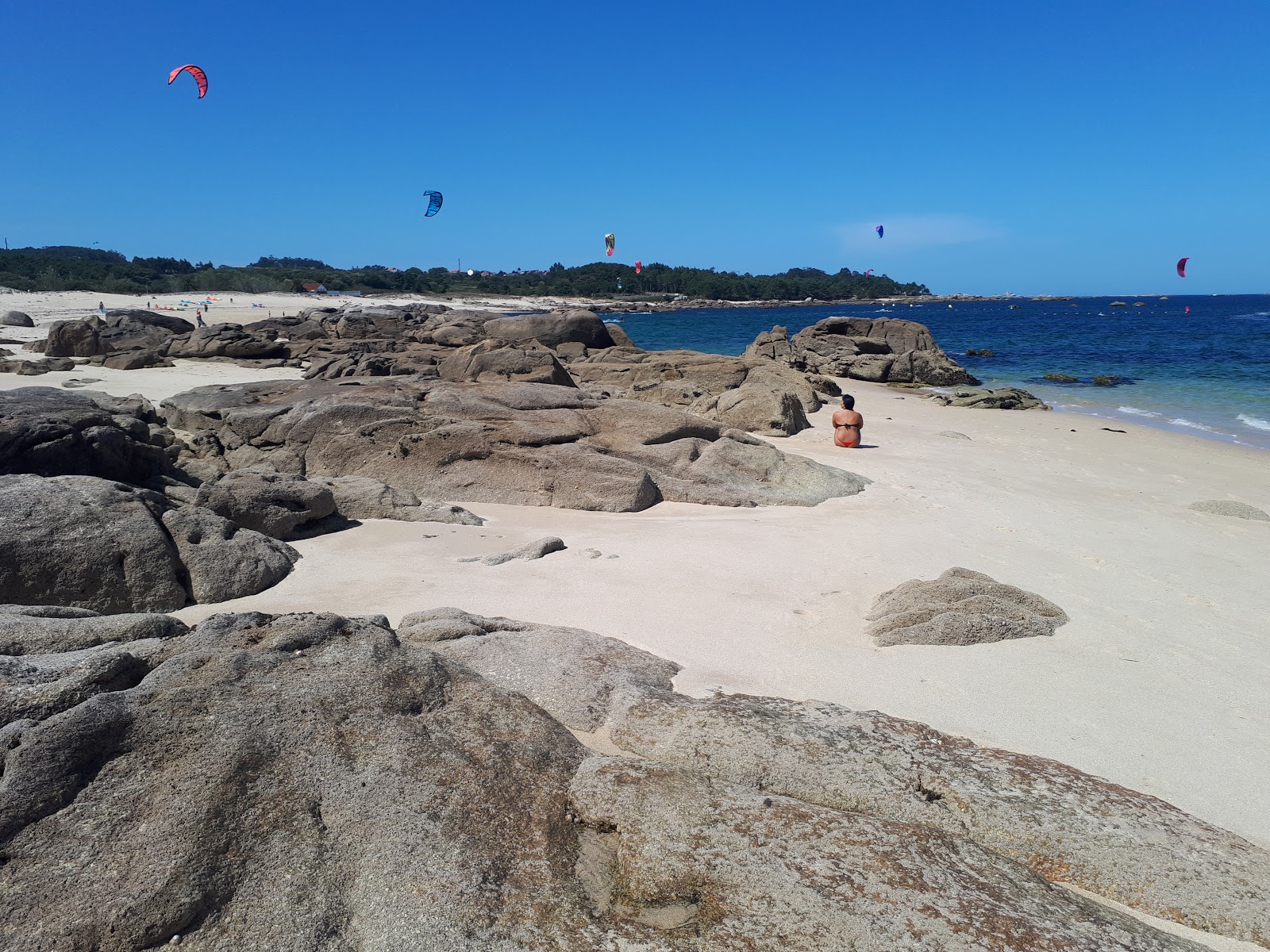 Foto af Mussel beach med hvidt sand overflade