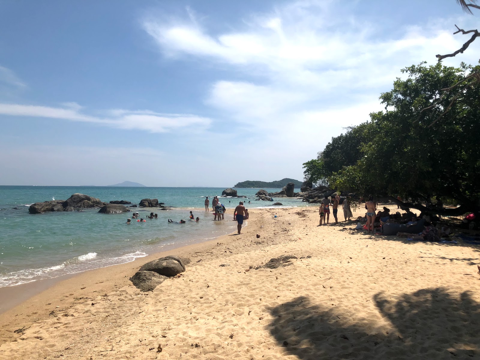 Foto de Laem Ga Beach con agua turquesa superficie