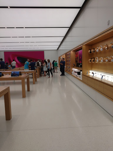 Computer Store «Apple Country Club Plaza», reviews and photos, 227 Nichols Rd, Kansas City, MO 64112, USA