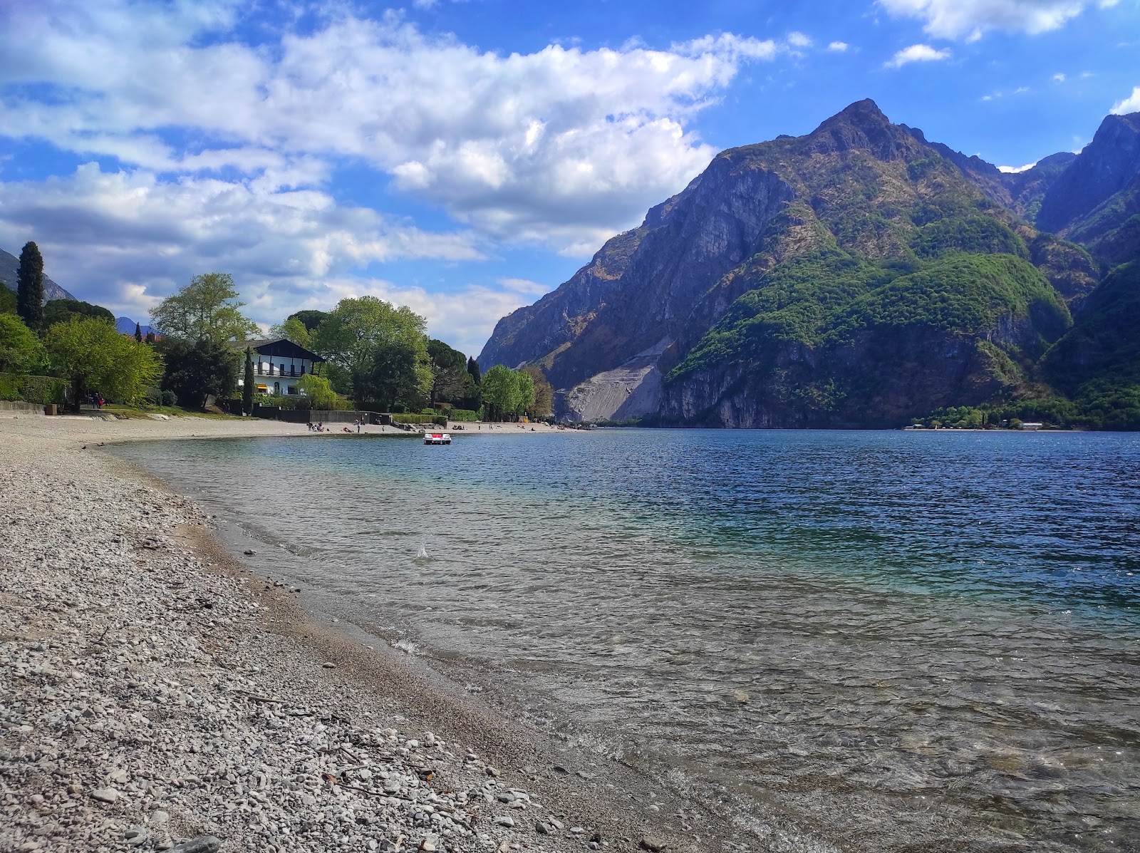 Foto von Camping Abbadia Lariana Beach mit felsiges gelände Oberfläche