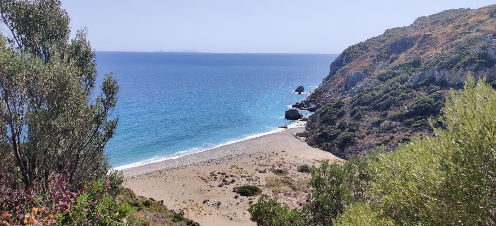 Photo de Paralia Kaladi avec sable noir avec caillou de surface