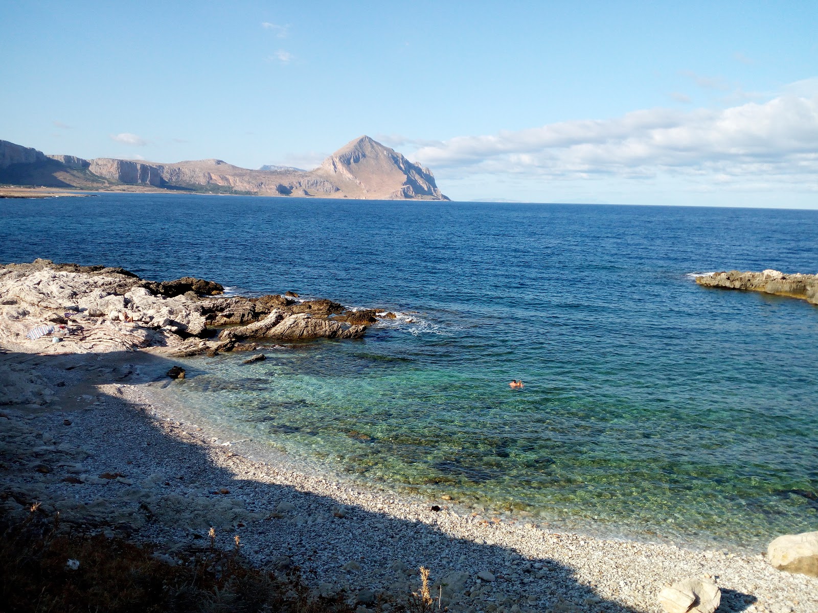 Valokuva Spiaggia Di Isuliddaista. ympäröity vuorilla