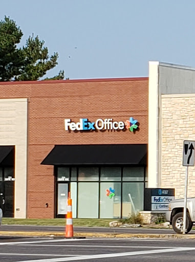 Print Shop «FedEx Office Print & Ship Center», reviews and photos, 701 Gravois Rd #102, Fenton, MO 63026, USA