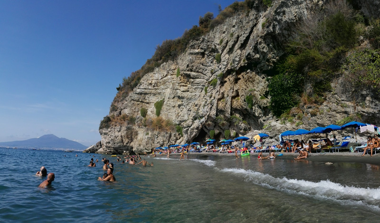 Foto av La Tartaruga beach med grå fin sten yta