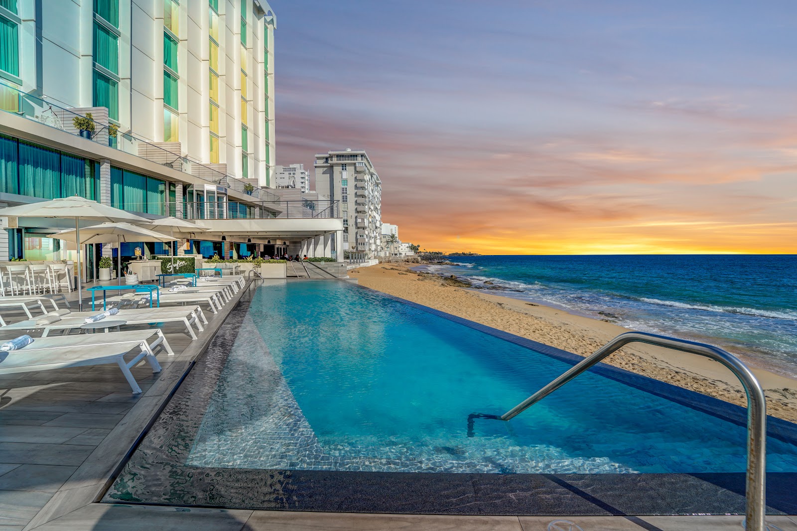 Photo de Condado beach avec l'eau turquoise de surface