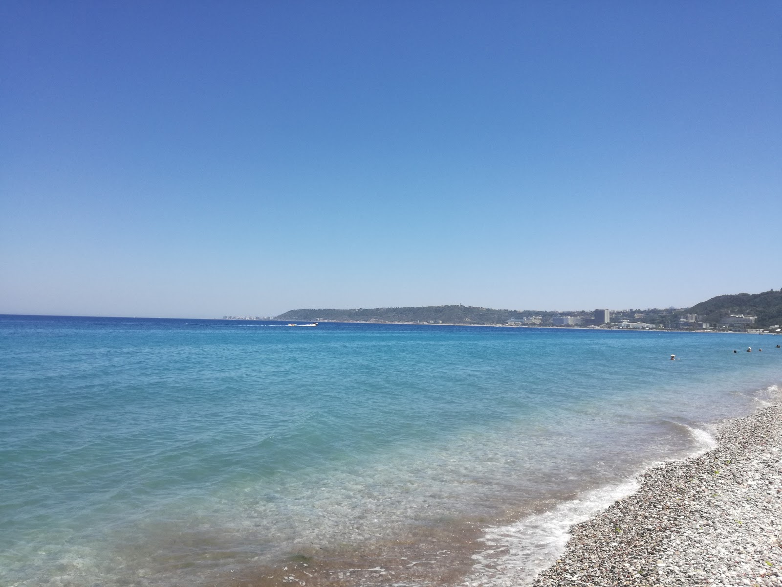 Foto di Ialysos Bay Beach e l'insediamento