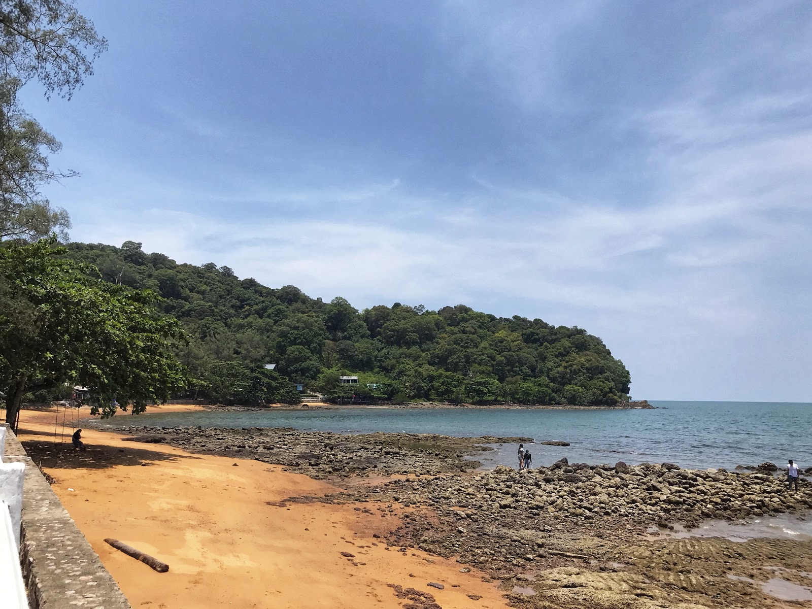 Hat Ao Yang Beach的照片 带有碧绿色纯水表面
