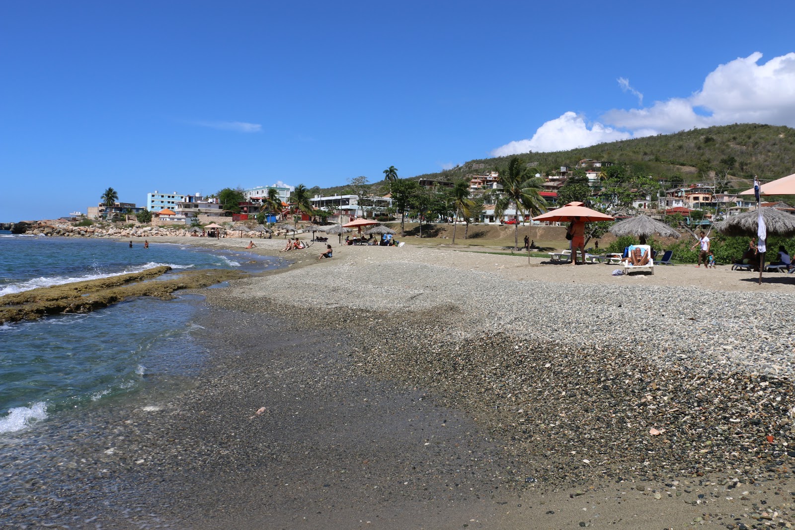 Foto de Playa de Siboney com água turquesa superfície