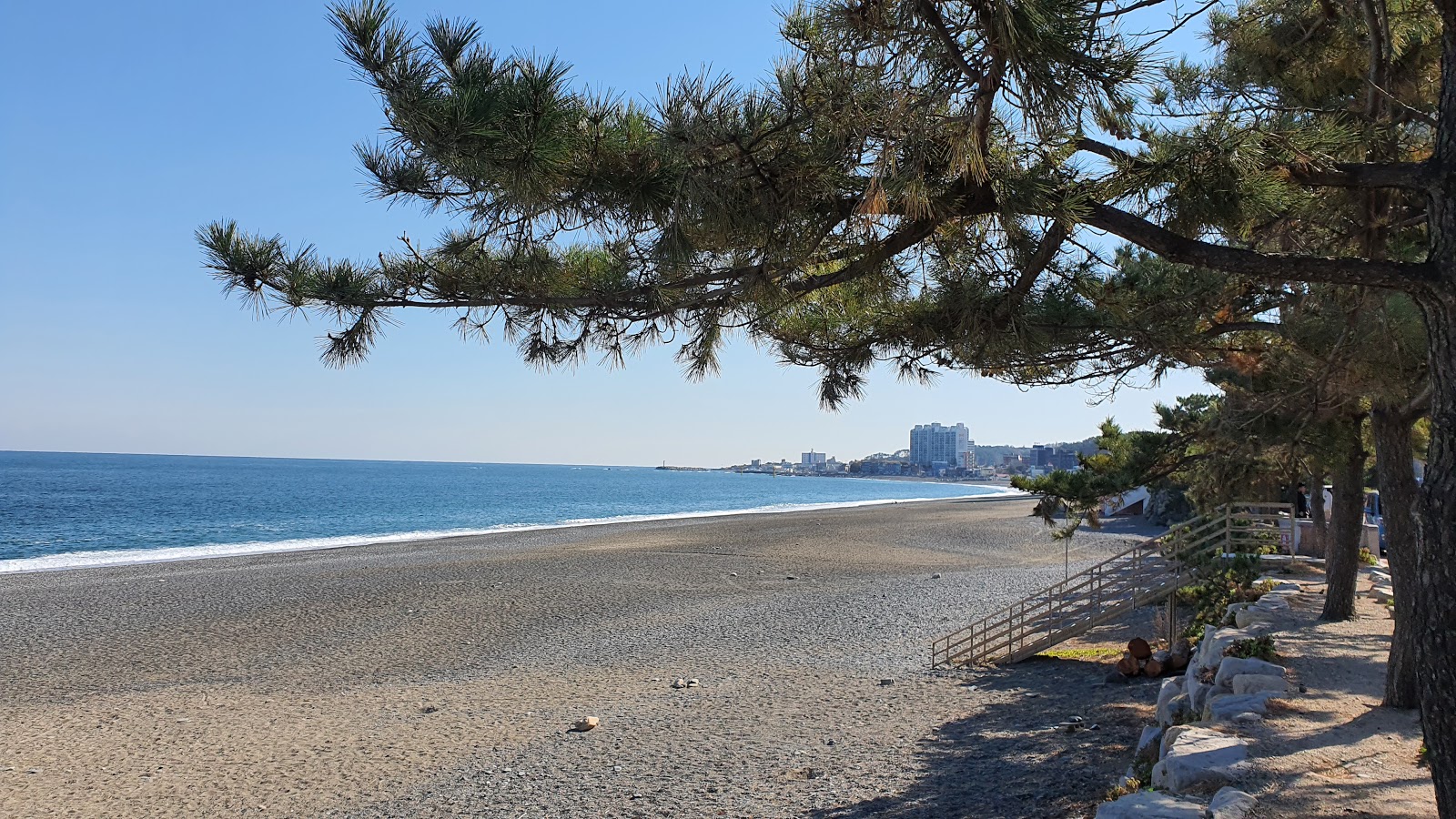 Valokuva Jeongja Beachista. puhtaustasolla korkea