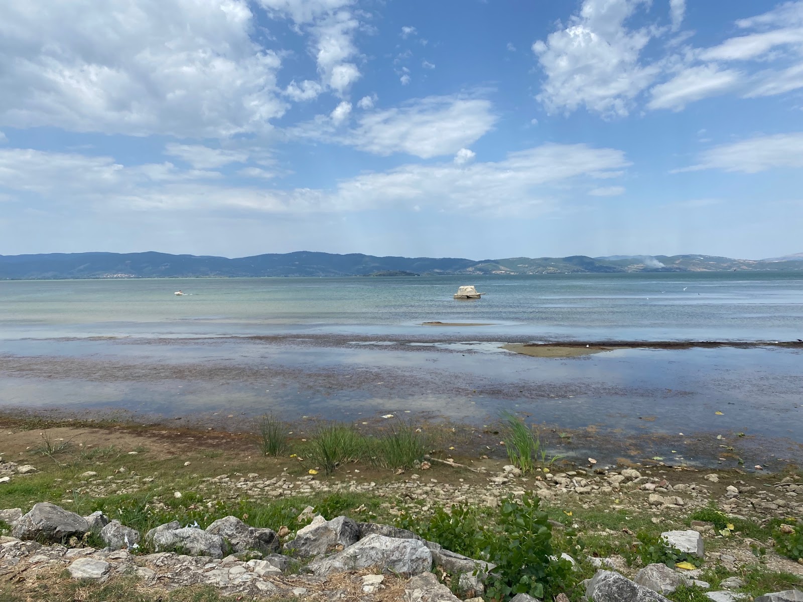 Spiaggia lido Arezzo di Castiglione del Lago'in fotoğrafı geniş bir kıyı şeridi ile birlikte