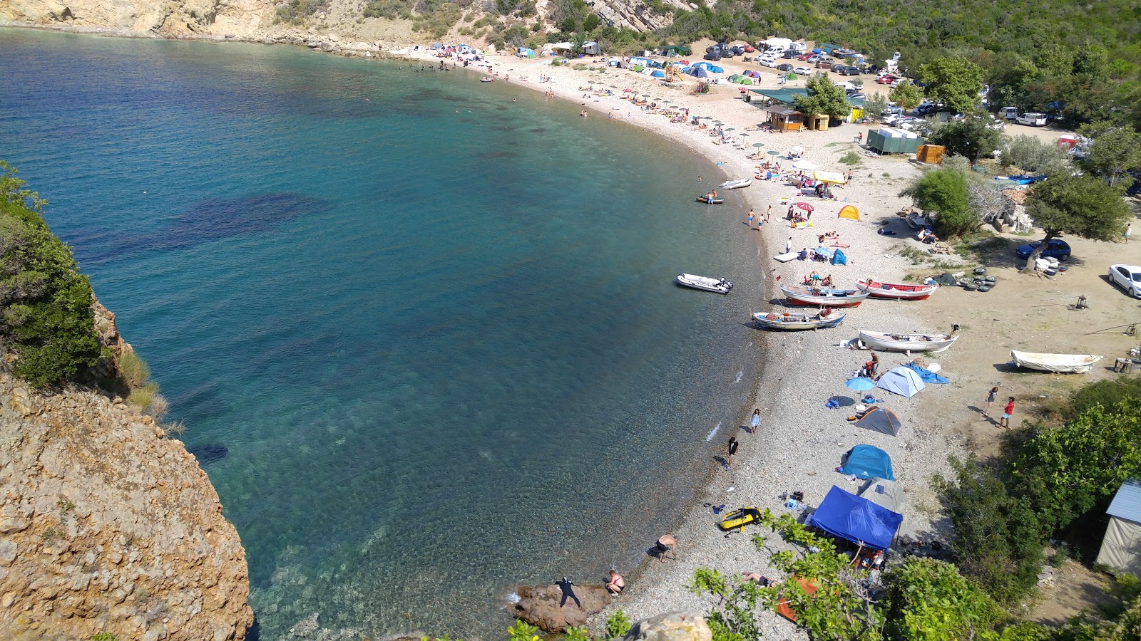 Foto de Komur Limani beach con agua cristalina superficie