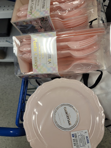 Clothing Store «Ross Dress for Less», reviews and photos, 921 E Commercial Blvd, Oakland Park, FL 33334, USA