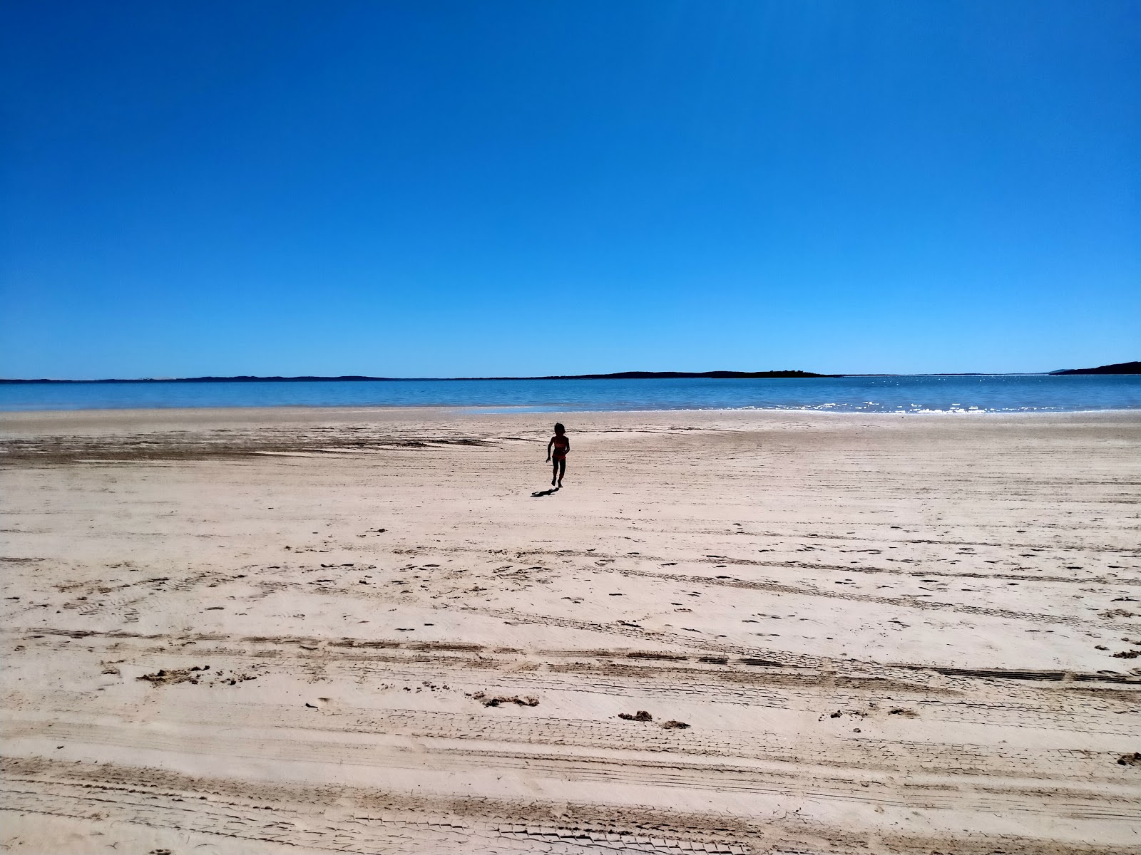 Photo de Long Beach protégé par des falaises