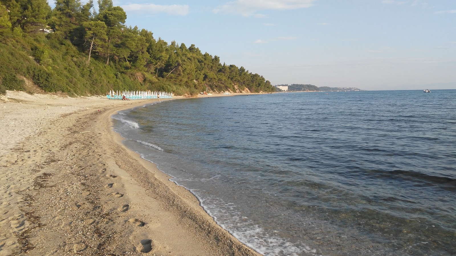 Foto von Kryopigi beach und seine wunderschöne Landschaft