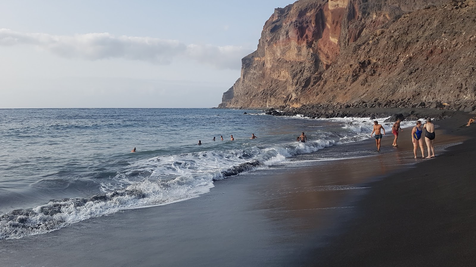 Photo de Playa del ingles avec l'eau bleu-vert de surface