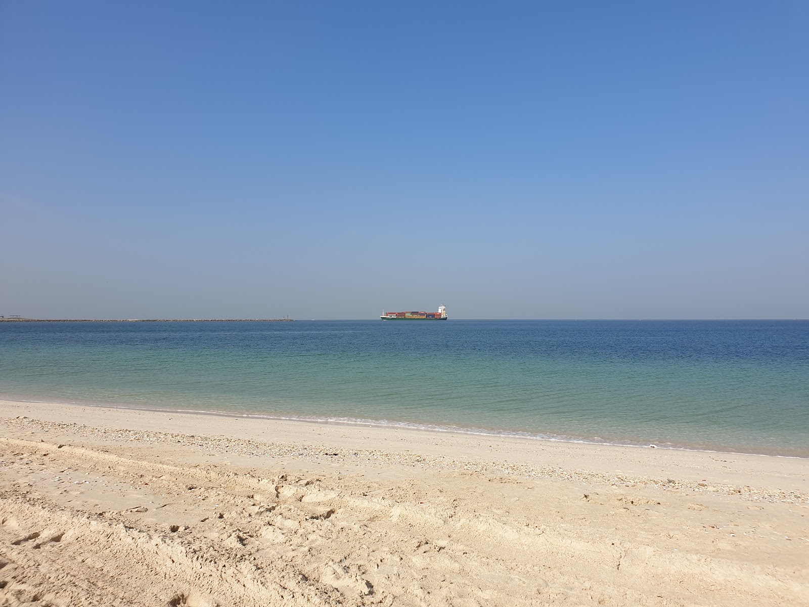 Valokuva Al Zorah beachista. puhtaustasolla keskipitkä