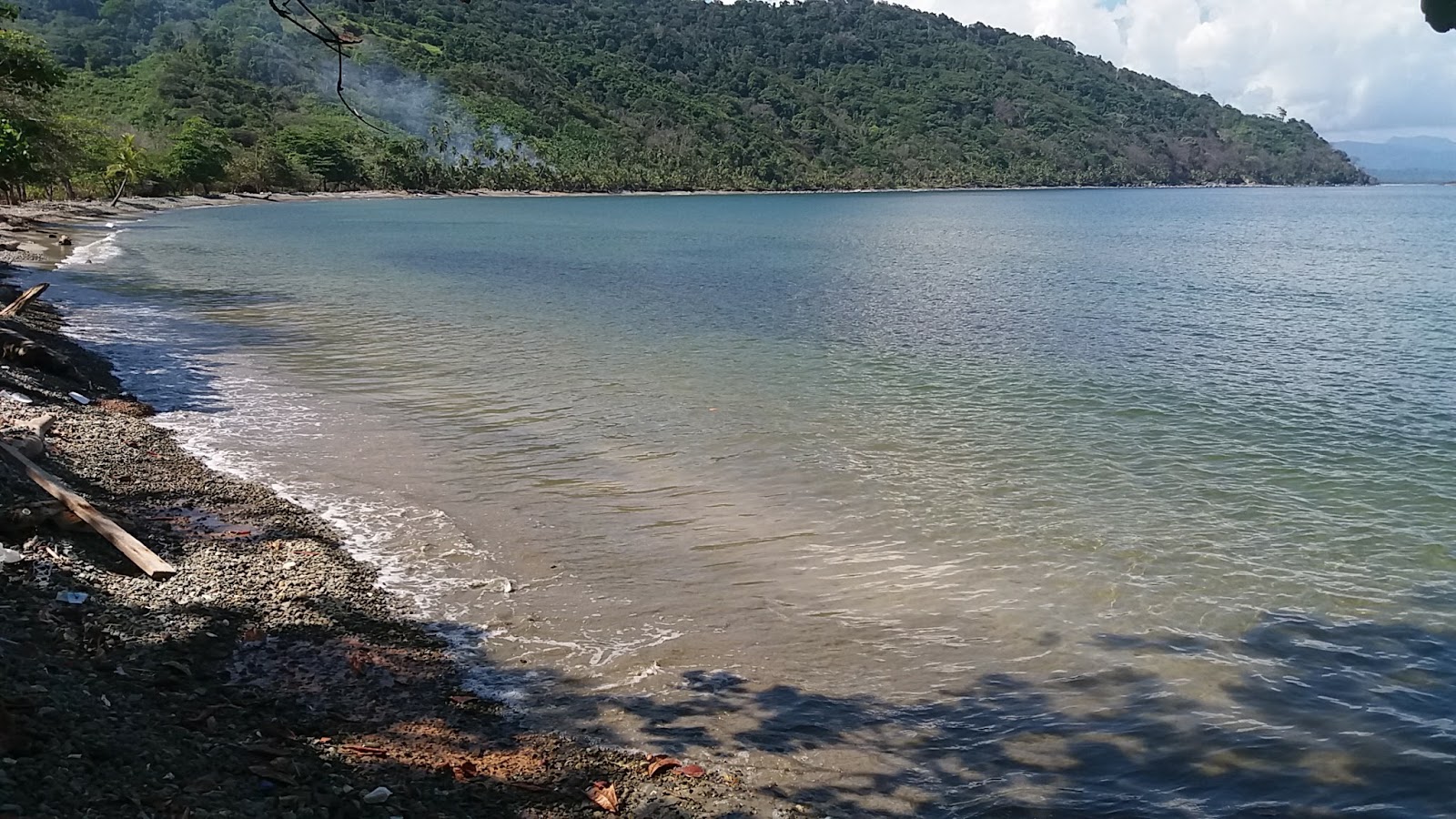 Foto van Puerto Obaldia beach met zand met kiezelstenen oppervlakte