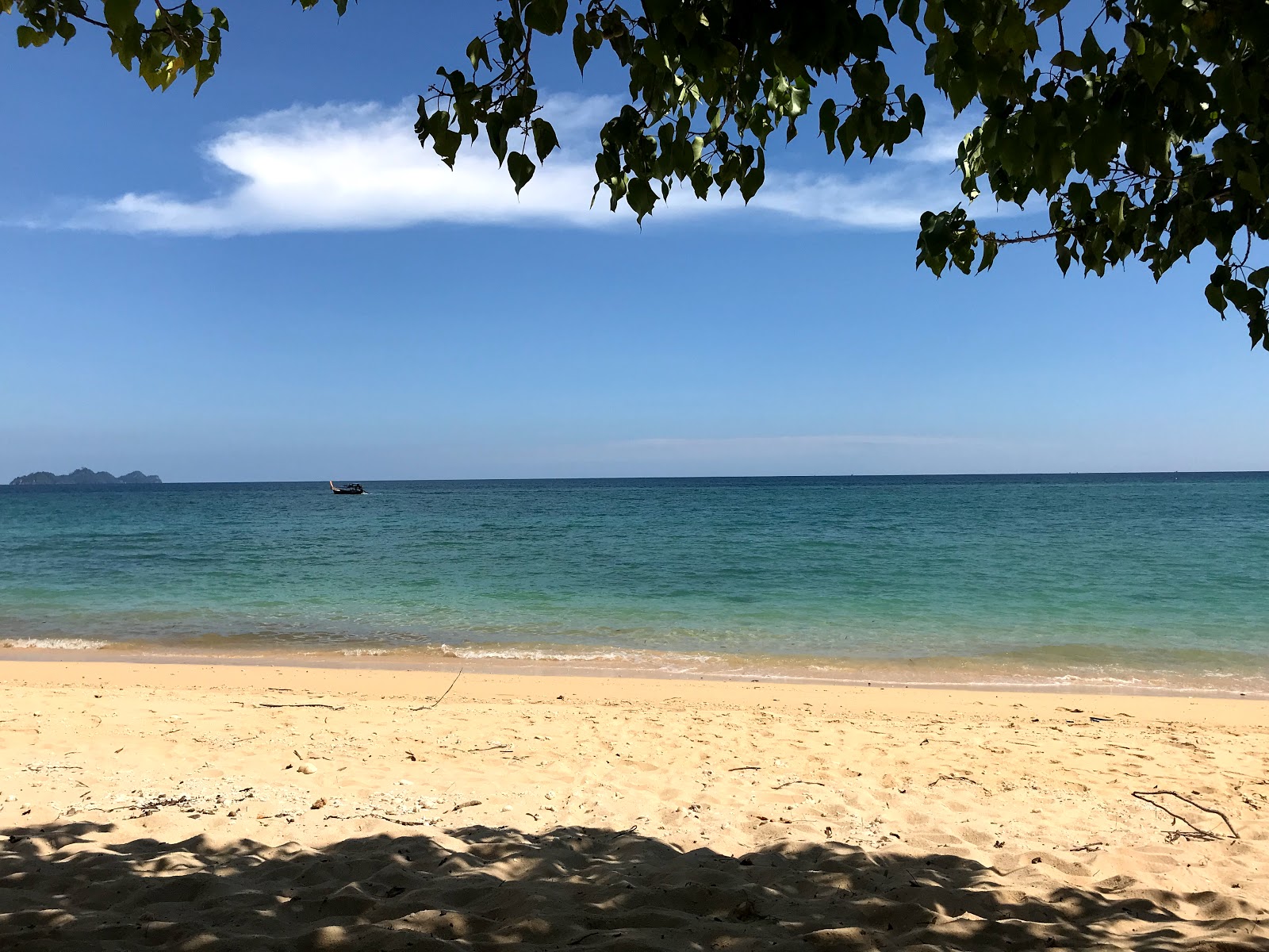 Foto van Koh Ngai Paradise Beach en de nederzetting