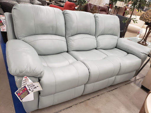 Outlet Store «Rooms To Go Outlet Furniture Store - Seffner», reviews and photos, 11540 E Highway 92, Seffner, FL 33584, USA