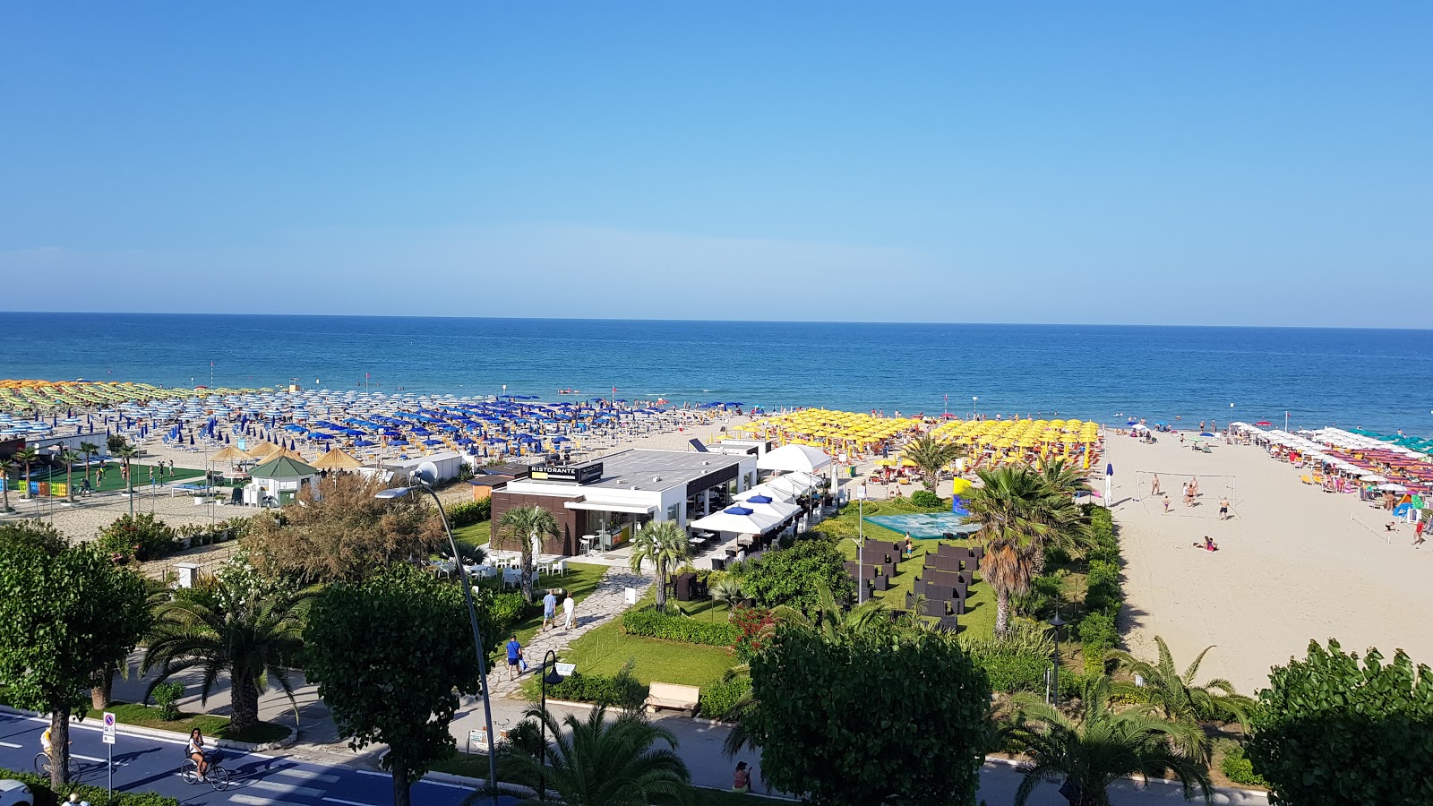 Foto af Spiaggia di Alba Adriatica med lang lige kyst
