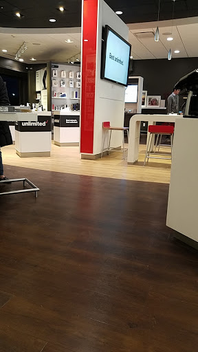 Cell Phone Store «Verizon», reviews and photos, 4965 S 76th St, Greenfield, WI 53220, USA